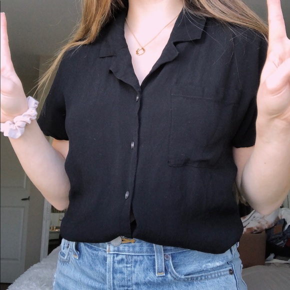 aritzia - black short sleeve blouse - Picture 3 of 3